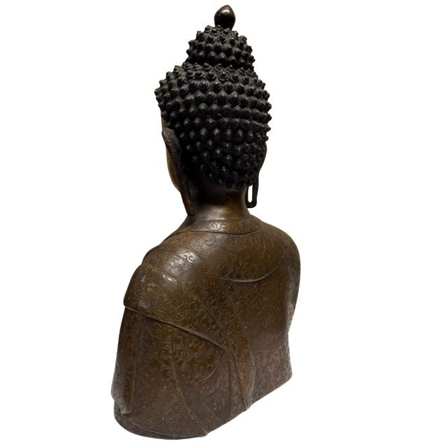 Large Nepalese Buddha bust in bronze with a classic appearance