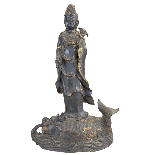 Grote Oost-Aziatische Guanyin op draakvis, gelakt en verguld tempelbeeld uit de eerste helft van de 20e eeuw