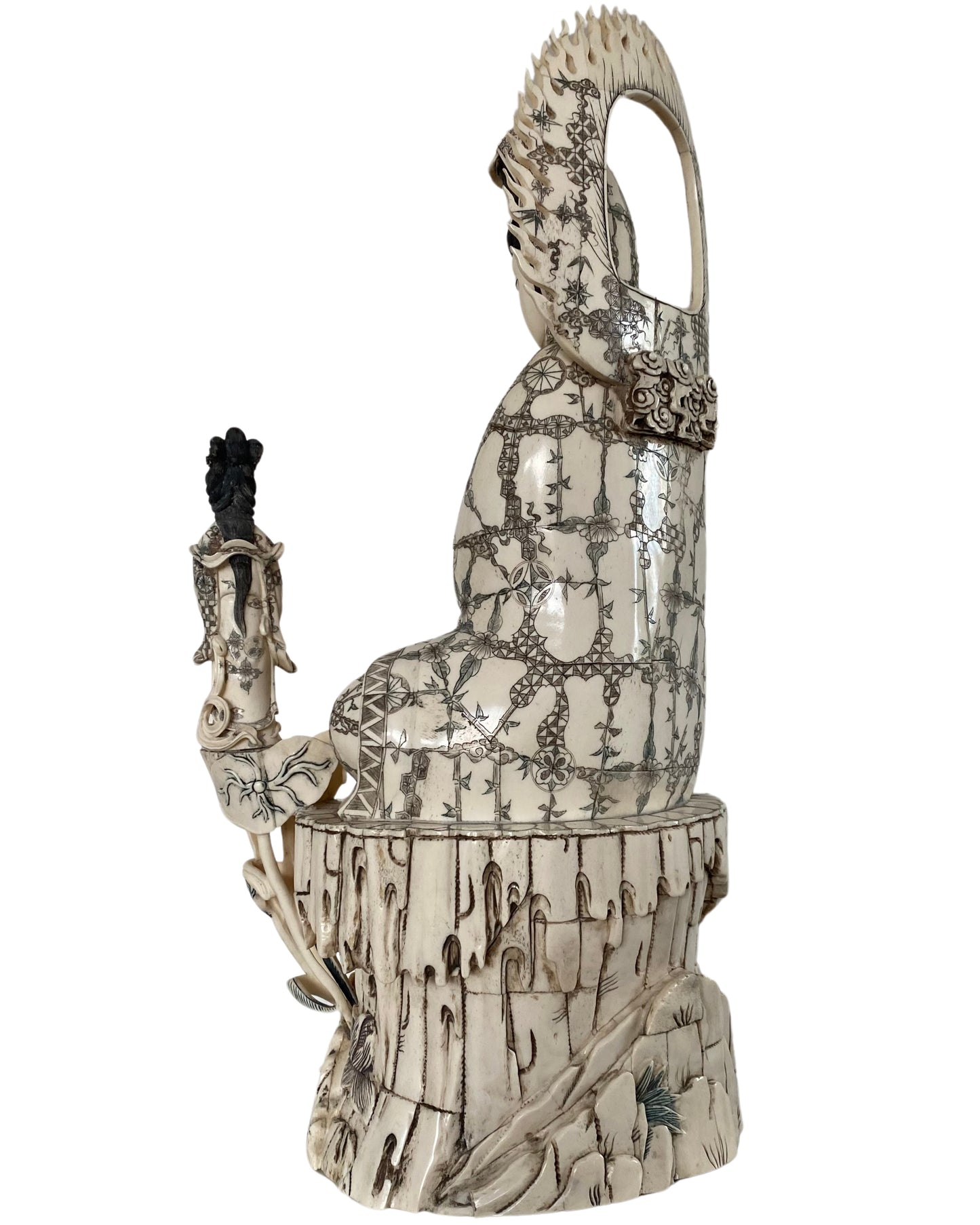 Guanyin Bodhisattva omringd door rijk gedetailleerde Chinese boeddhistische iconografie