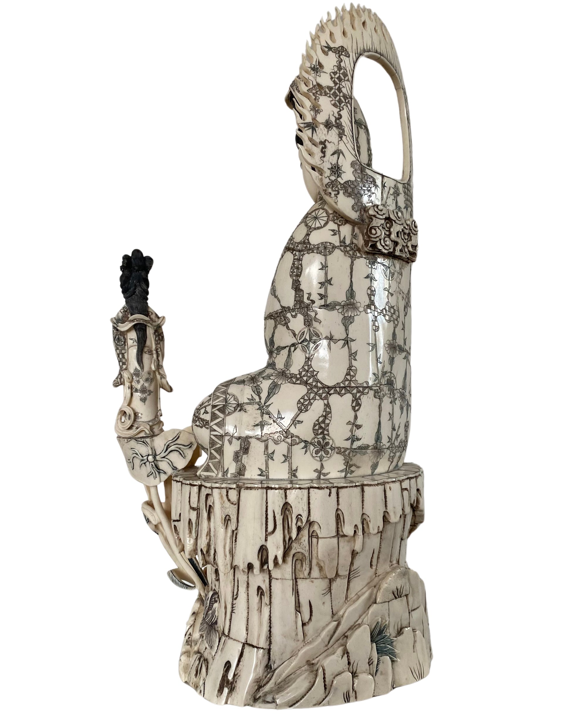 Guanyin Bodhisattva omringd door rijk gedetailleerde Chinese boeddhistische iconografie