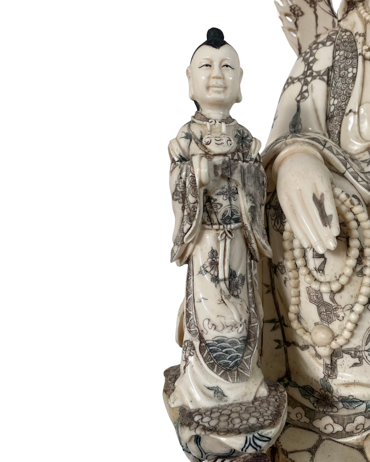 Serene gezichtsuitdrukking van Guanyin in fijn Chinees snijwerk