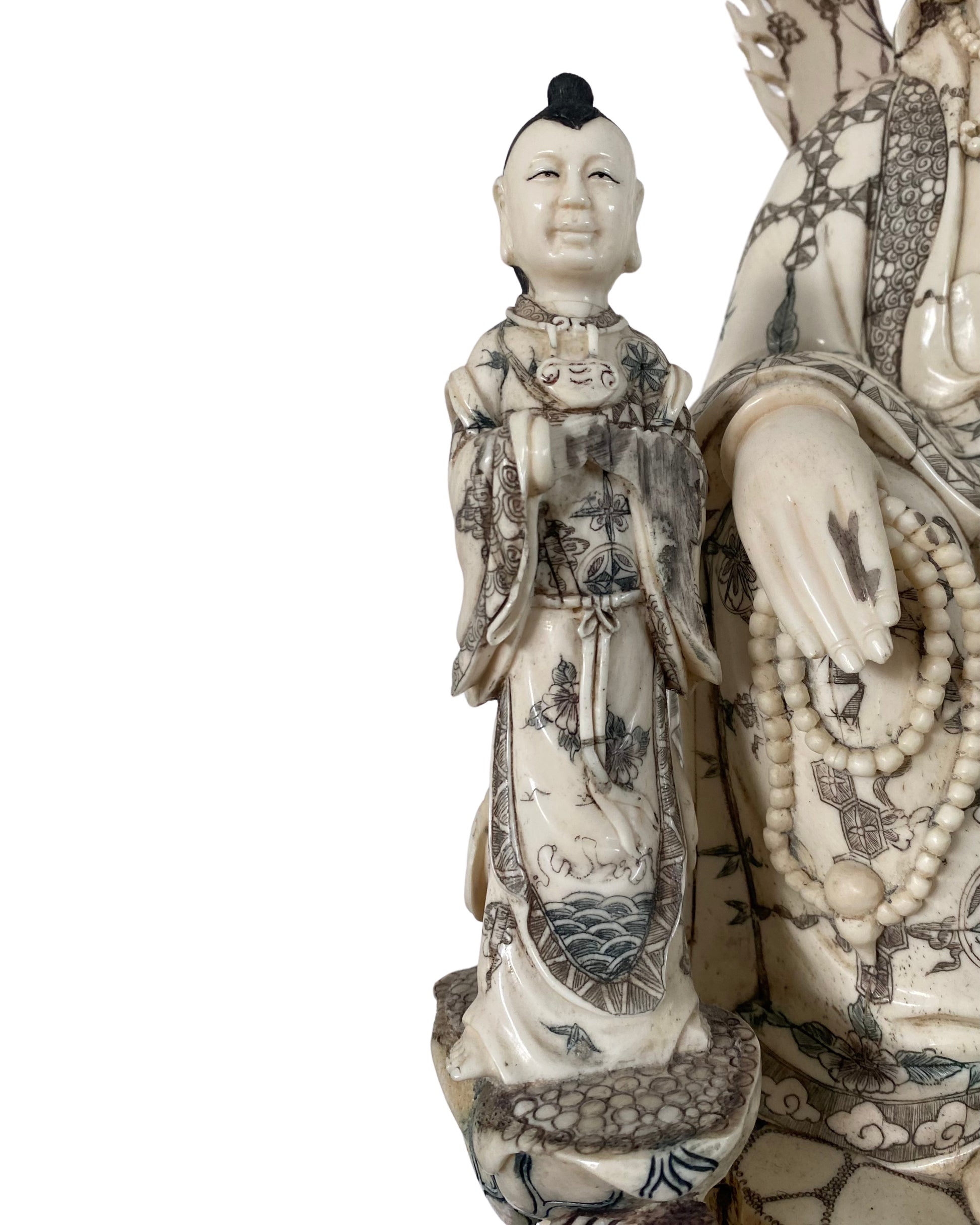 Serene gezichtsuitdrukking van Guanyin in fijn Chinees snijwerk