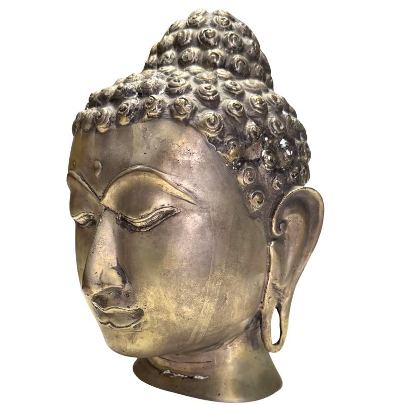 Beveled angle of the front showing the shine and artisanal texture of the 22 cm high bronze.