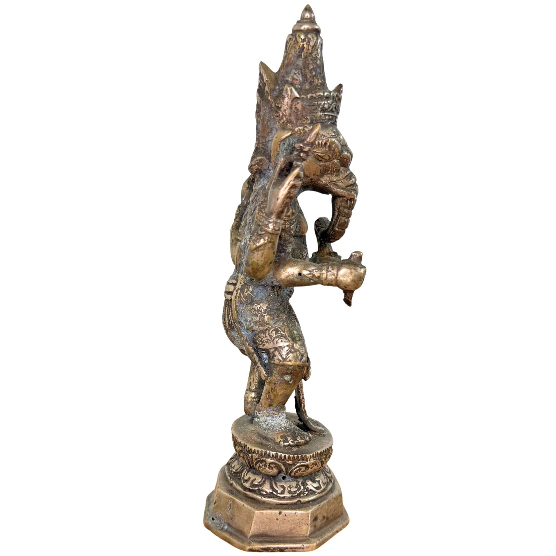 The layered Mahuta crown on the Ganesha, connecting the deity with the divine spheres of Bali.