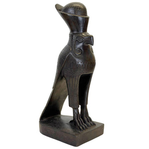 Statue massive d'Horus, dieu faucon, de style égyptien.