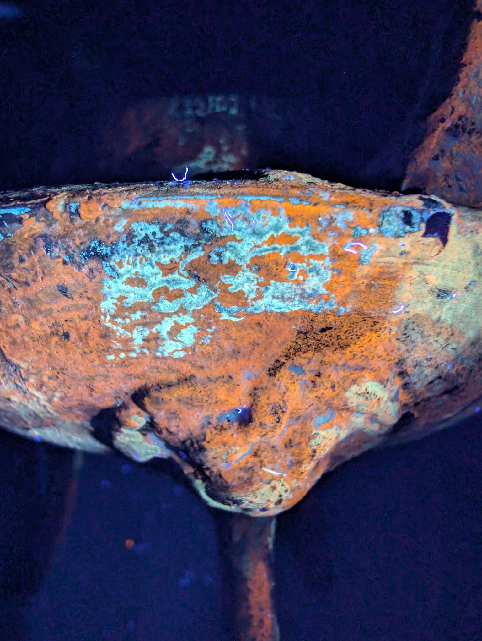 Close-up of the sturdy tripod legs and the transition to the body of the barrel. with UV lamp
