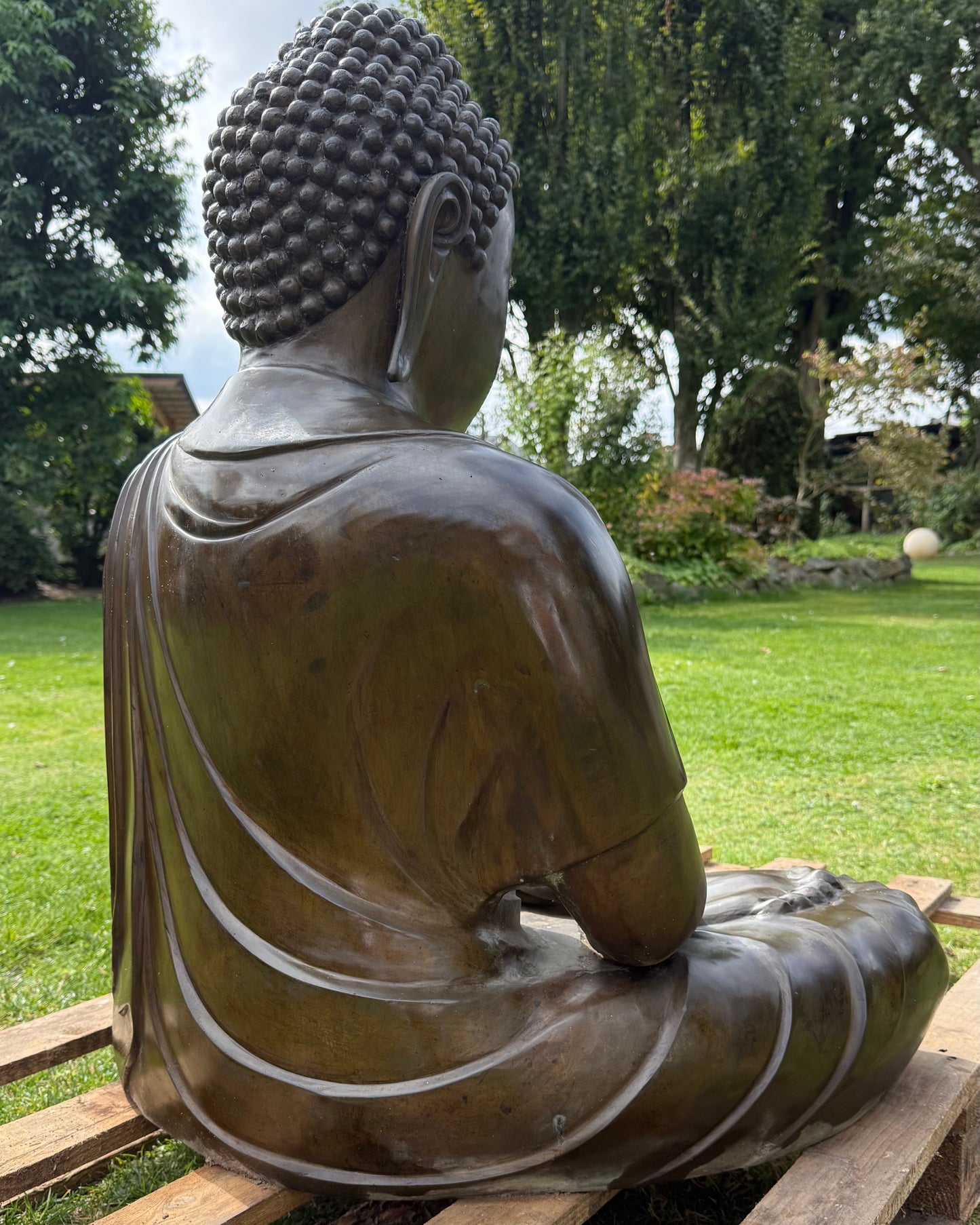 Diep gemodelleerde gewaadplooien op groot Japans bronzen Boeddhabeeld