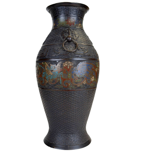 Detail van Japanse champlevé vaas met blauw fabeldier, florale emailledecoratie en fijn geometrisch patroon in het brons