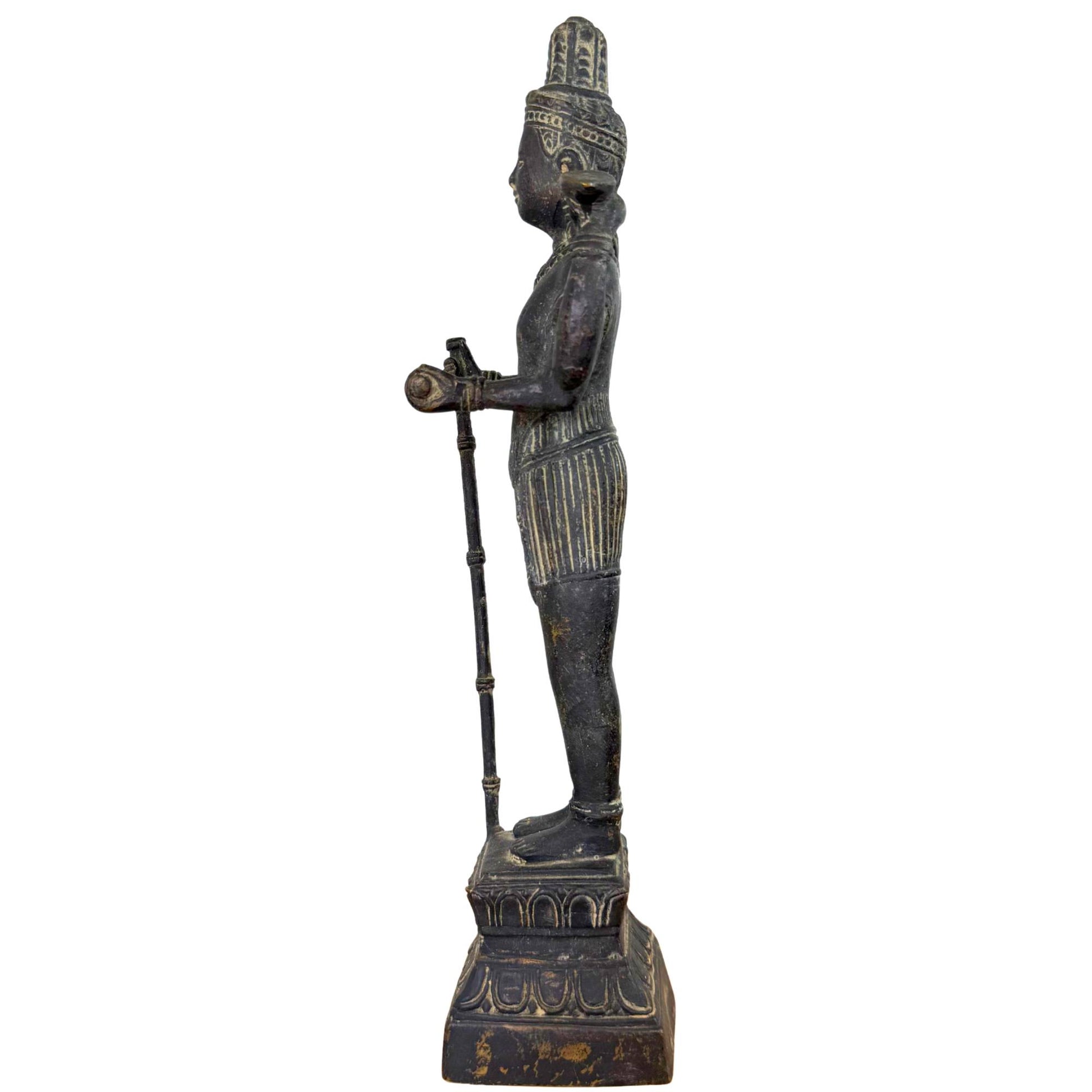 Right profile of the 13th-century temple bronze.