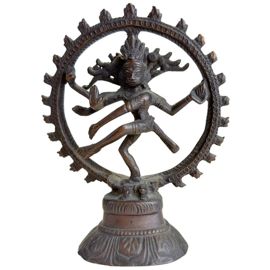 Klein bronzen Shiva Nataraja beeld van 13 cm met donkere patina en ronde vlammenkrans