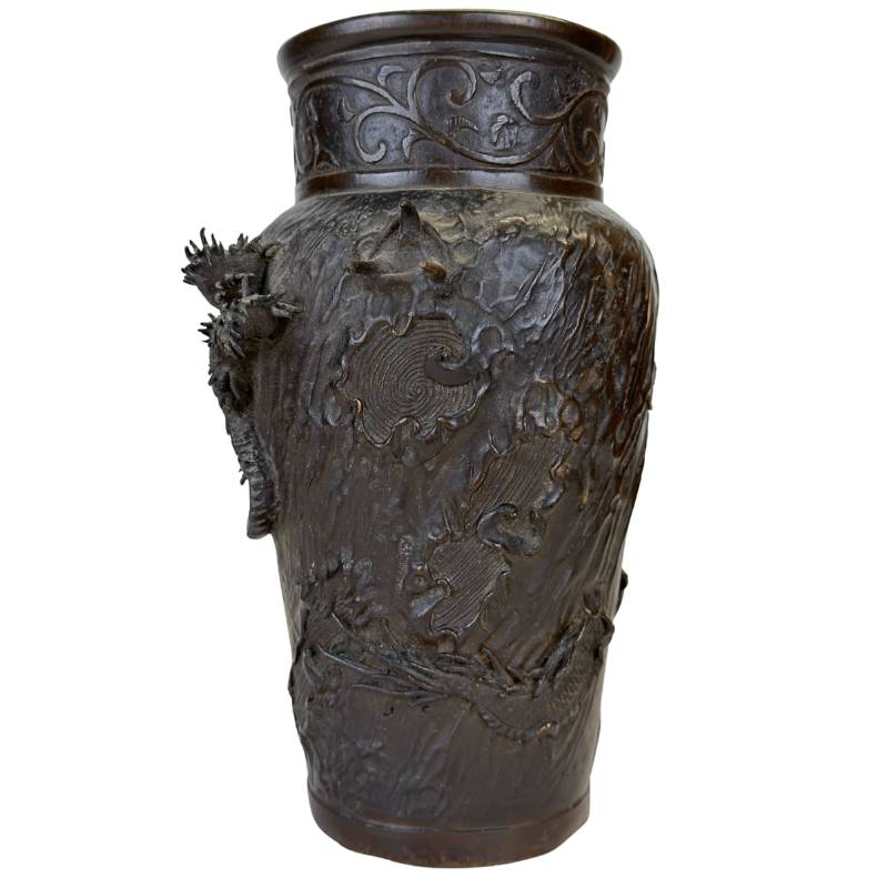 The official Kōmitsu Seizō mark on a pair of Japanese export vases.