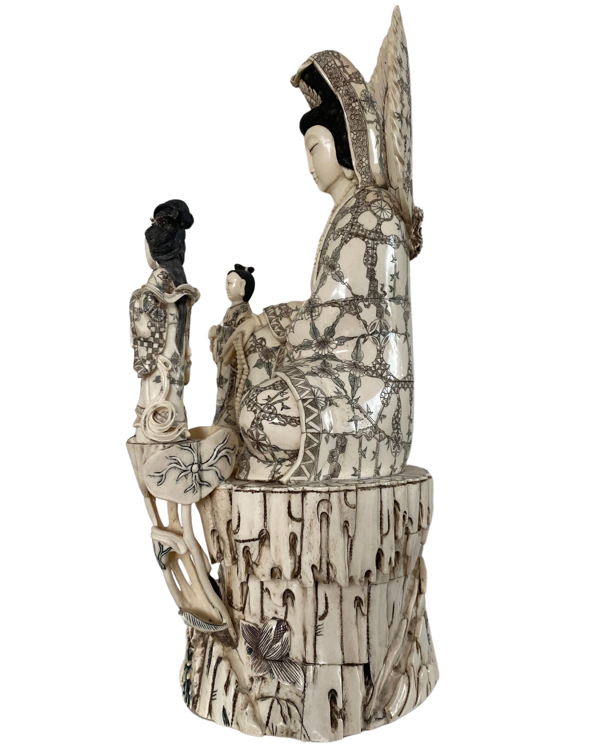 Kwan Yin met de jonge Shancai en Longnü de Drakenprinses