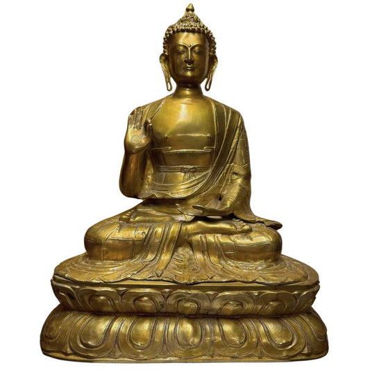 Monumentaal verguld Tibetaans Shakyamuni Boeddha beeld als symbool voor bescherming, rust en spirituele veiligheid
