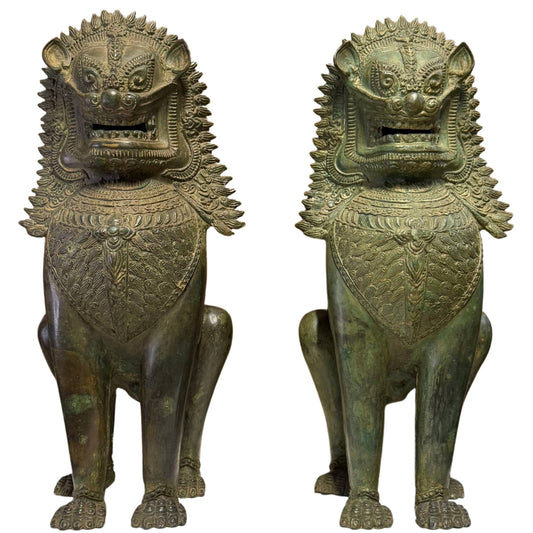 Paar monumentale Singha tempelleeuwen van zeer oud brons voor huisbescherming