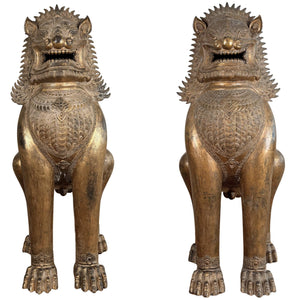 Paire monumentale de lions de temple thaïlandais antiques (Singha) dorés au feu – Sceau Dharmachakra – XVIIIe siècle – H 104 cm / ~90 kg