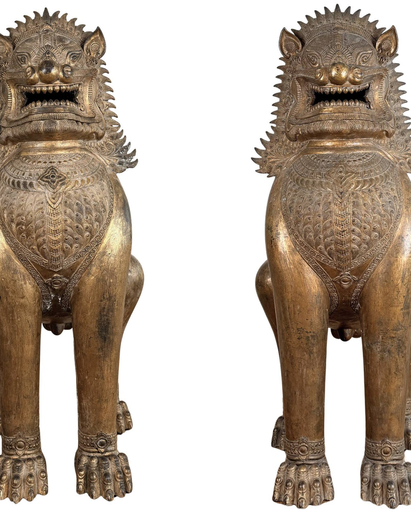 Paire monumentale de lions de temple thaïlandais antiques (Singha) dorés au feu – Sceau Dharmachakra – XVIIIe siècle – H 104 cm / ~90 kg
