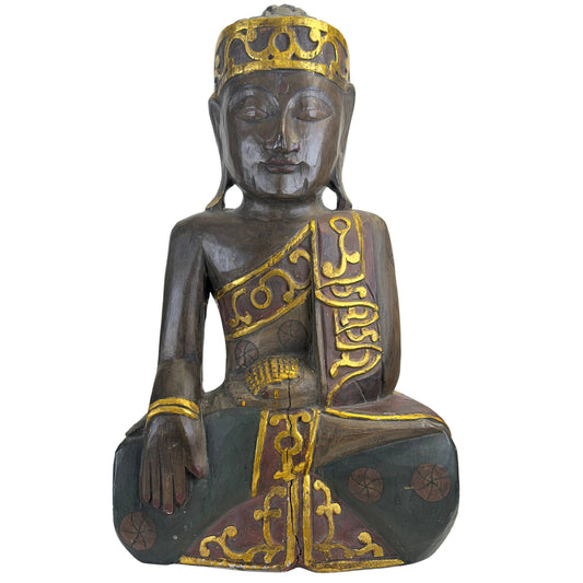 Vue de face du monumental Bouddha Jina balinais ancien en bois sculpté à la main, dans la mudra Bhumisparsha et coiffé d'une parure de tête Mukuta couronnée.