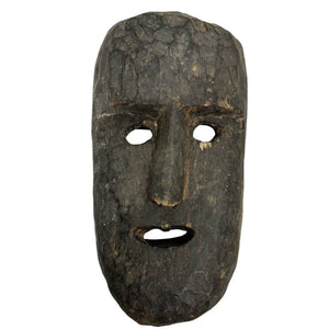 Décoration murale : masque népalais ancien en bois, à l'apparence sereine et au caractère rituel.