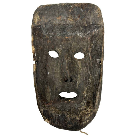 Nepalees houten masker met serene uitdrukking en verouderde patina  
