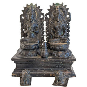 Autel domestique népalais en bronze représentant Shiva et Parvati, antique avec des ornements dorés.
