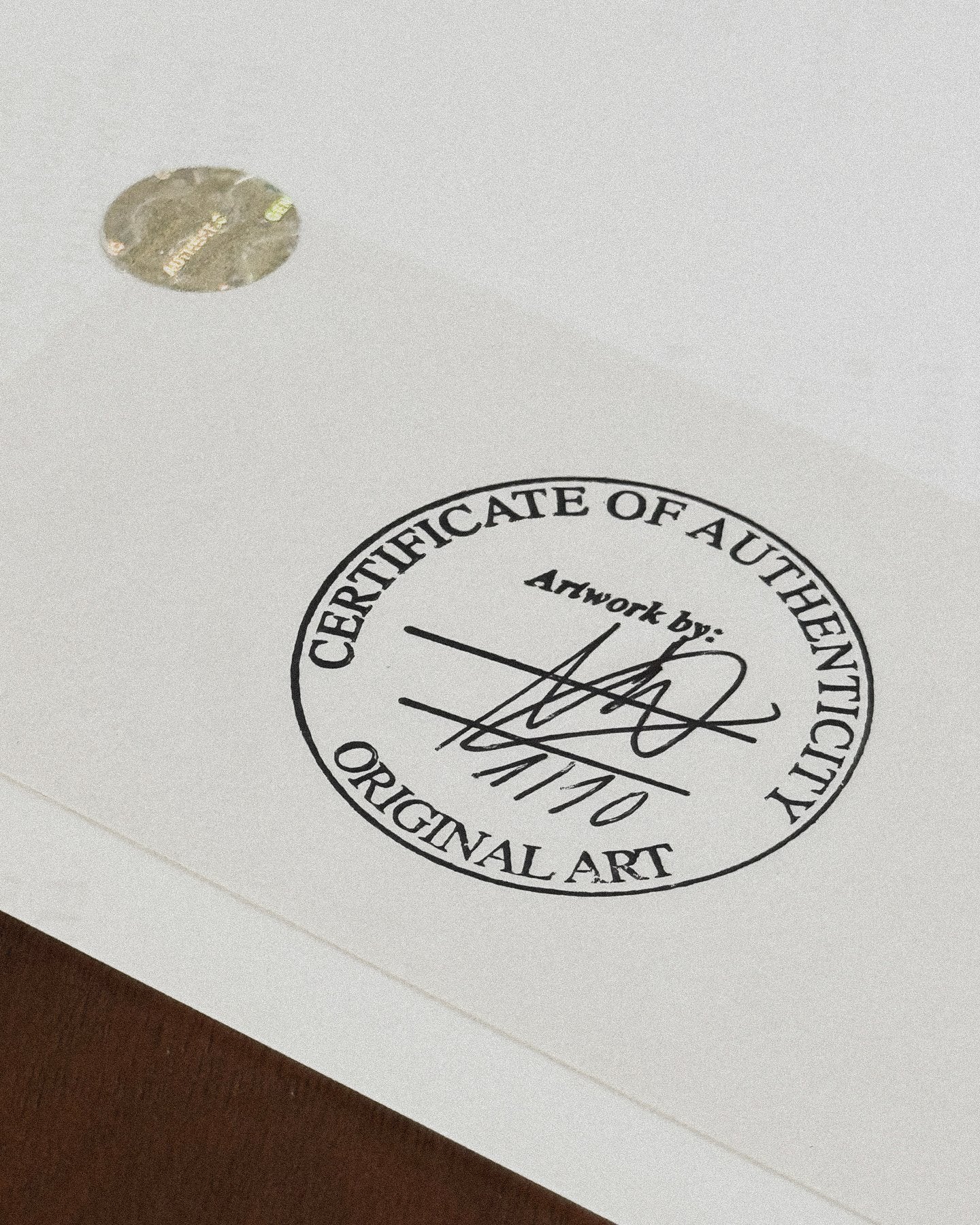 Close-up van het officiële Certificate of Authenticity stempel en de handgeschreven editienummering 2/10 op de achterzijde van het geisha kunstwerk.