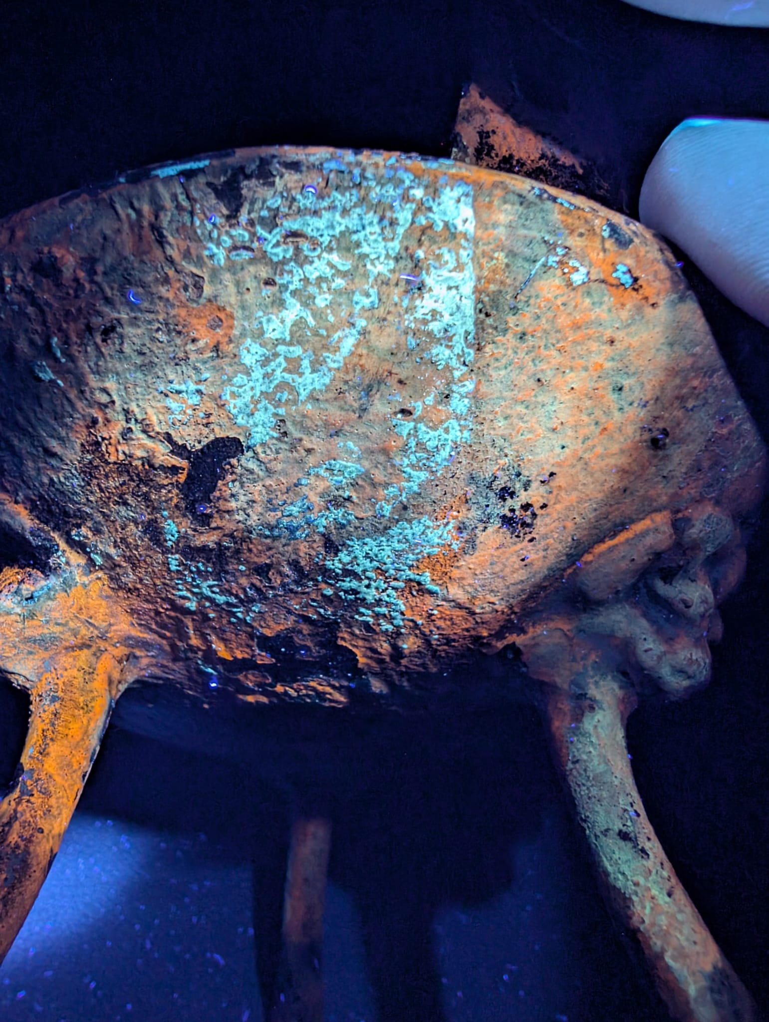 The bottom of the barrel shows the authentic casting structure and heavy oxidation.