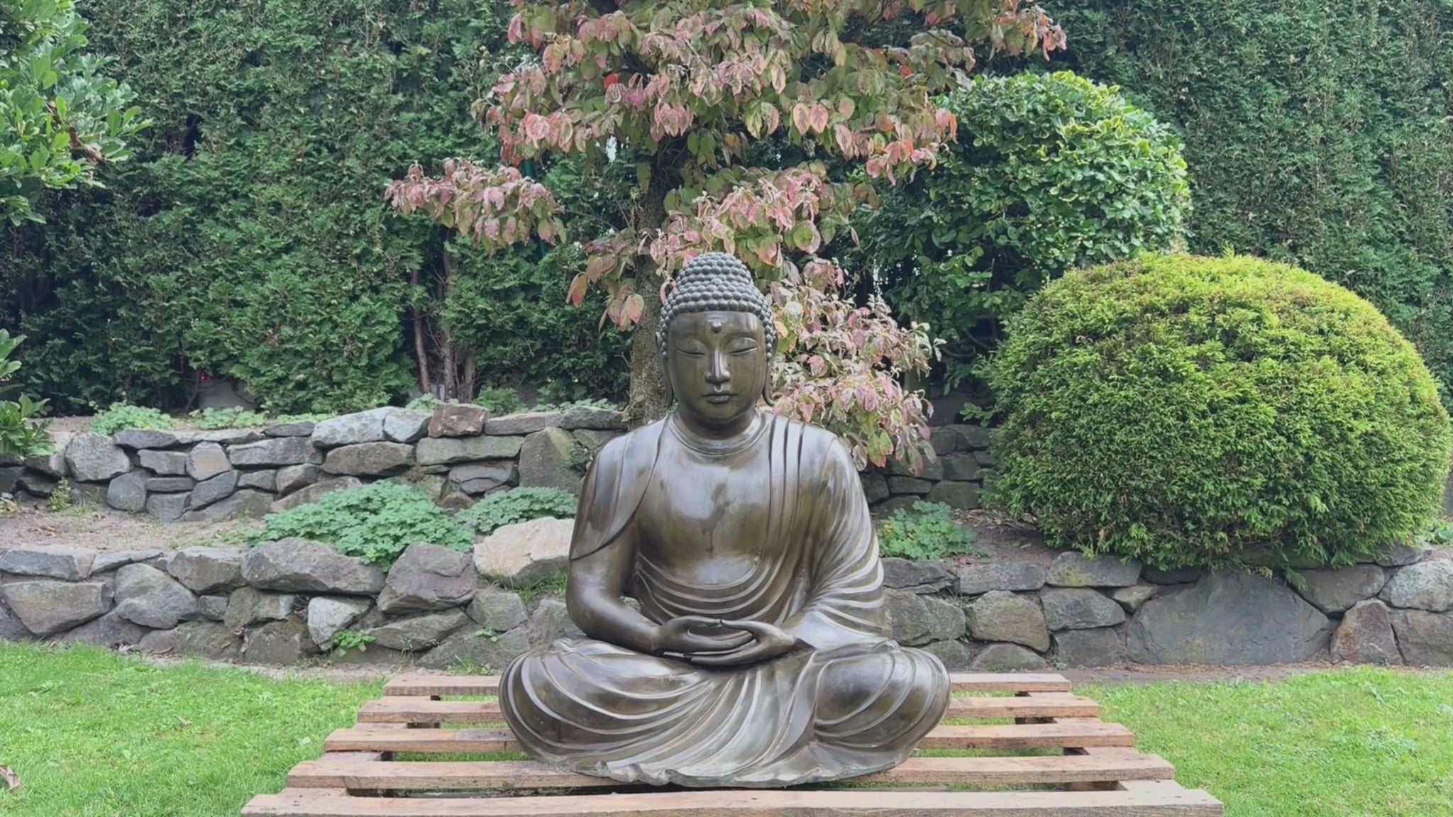 video van Groot bronzen Boeddhabeeld geïnspireerd op traditionele Japanse tempelsculpturen