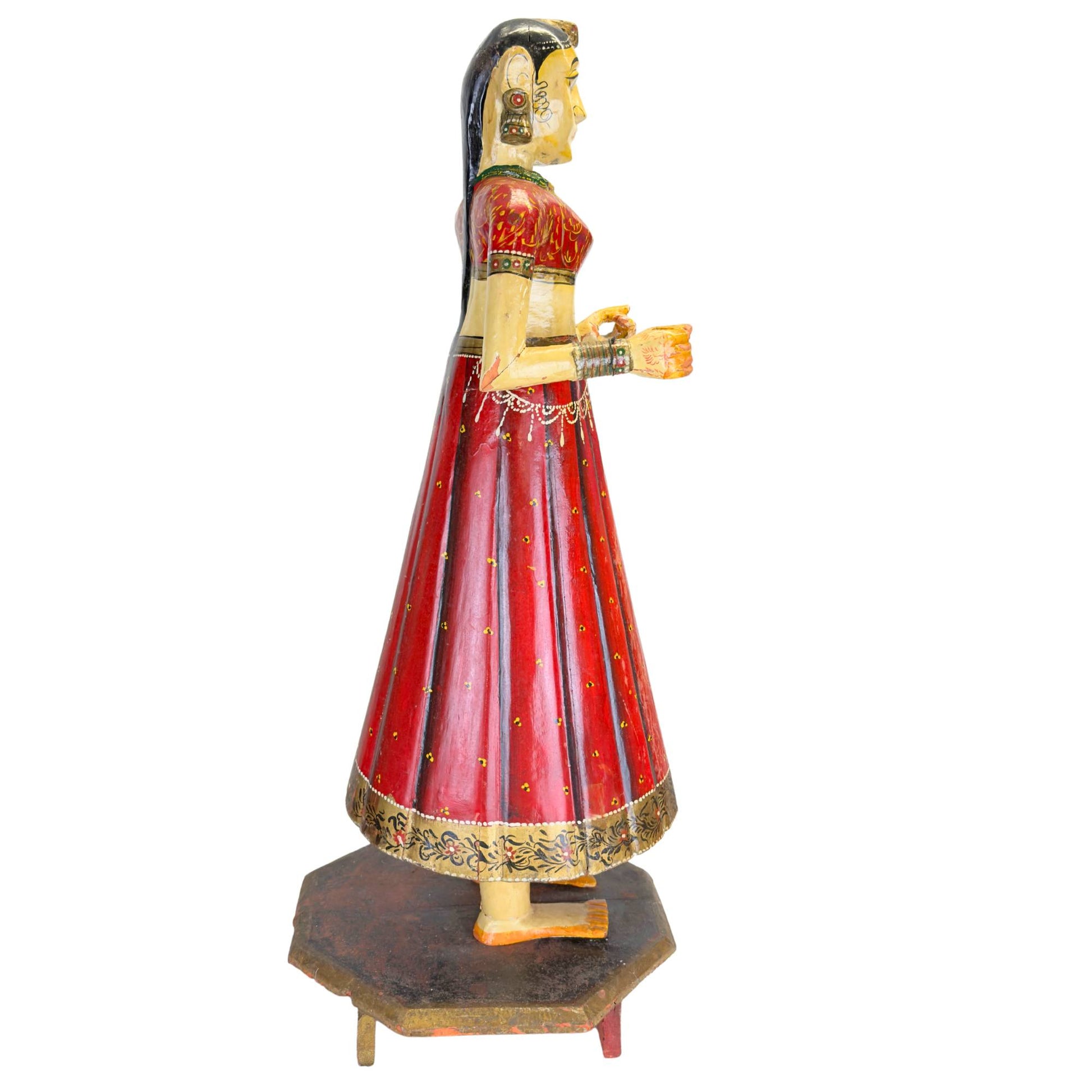 Rajasthani court lady of hand-painted wood, 74 cm high, with red clothing and decorative folk art style