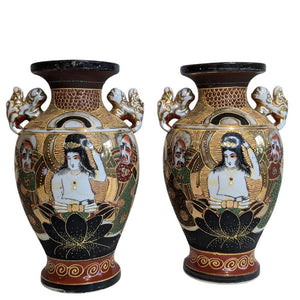 Ensemble de deux vases de style Satsuma à décor peint à la main – Japon, vers 1900