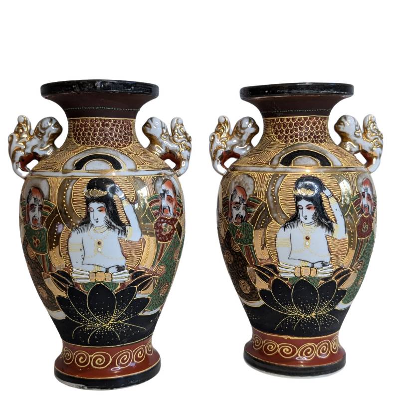 Ensemble de deux vases de style Satsuma à décor peint à la main – Japon, vers 1900