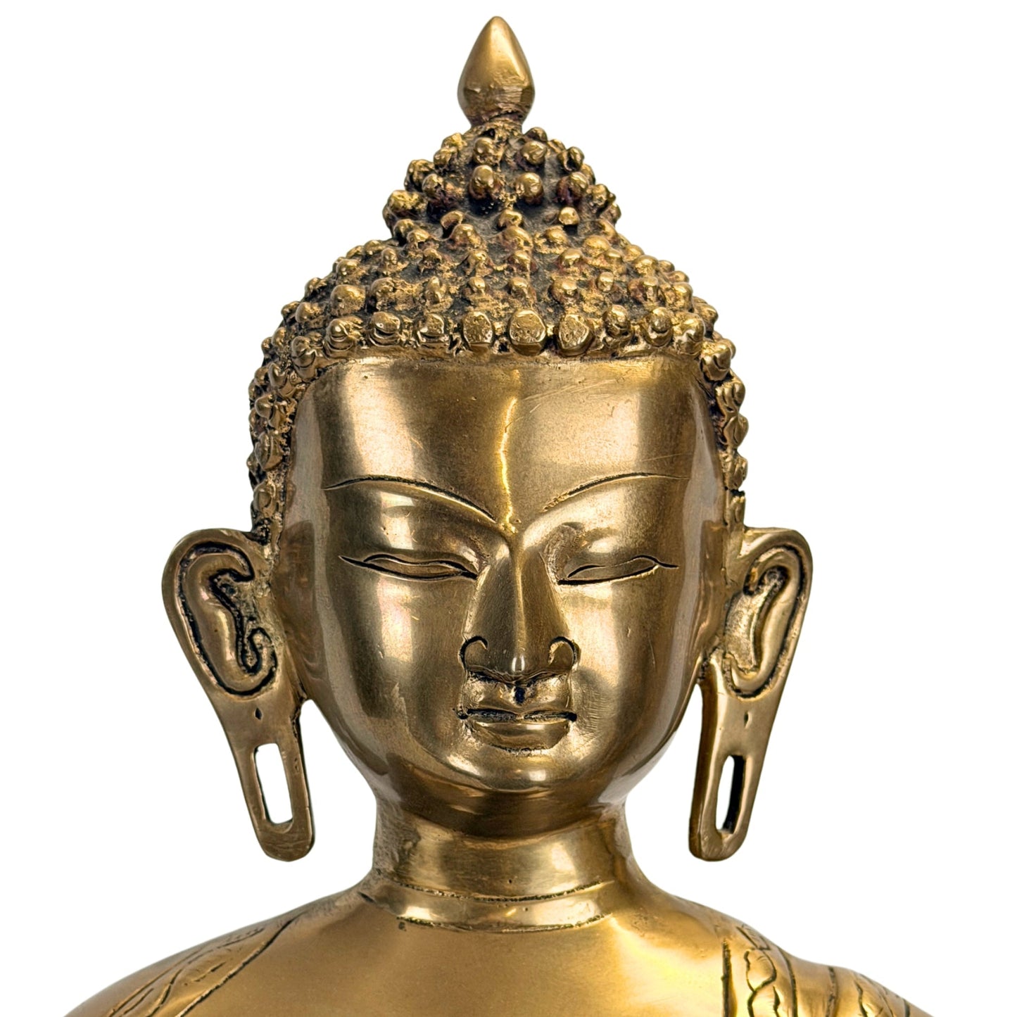 Detail van het serene gezicht van de antieke bronzen Shakyamuni Boeddha