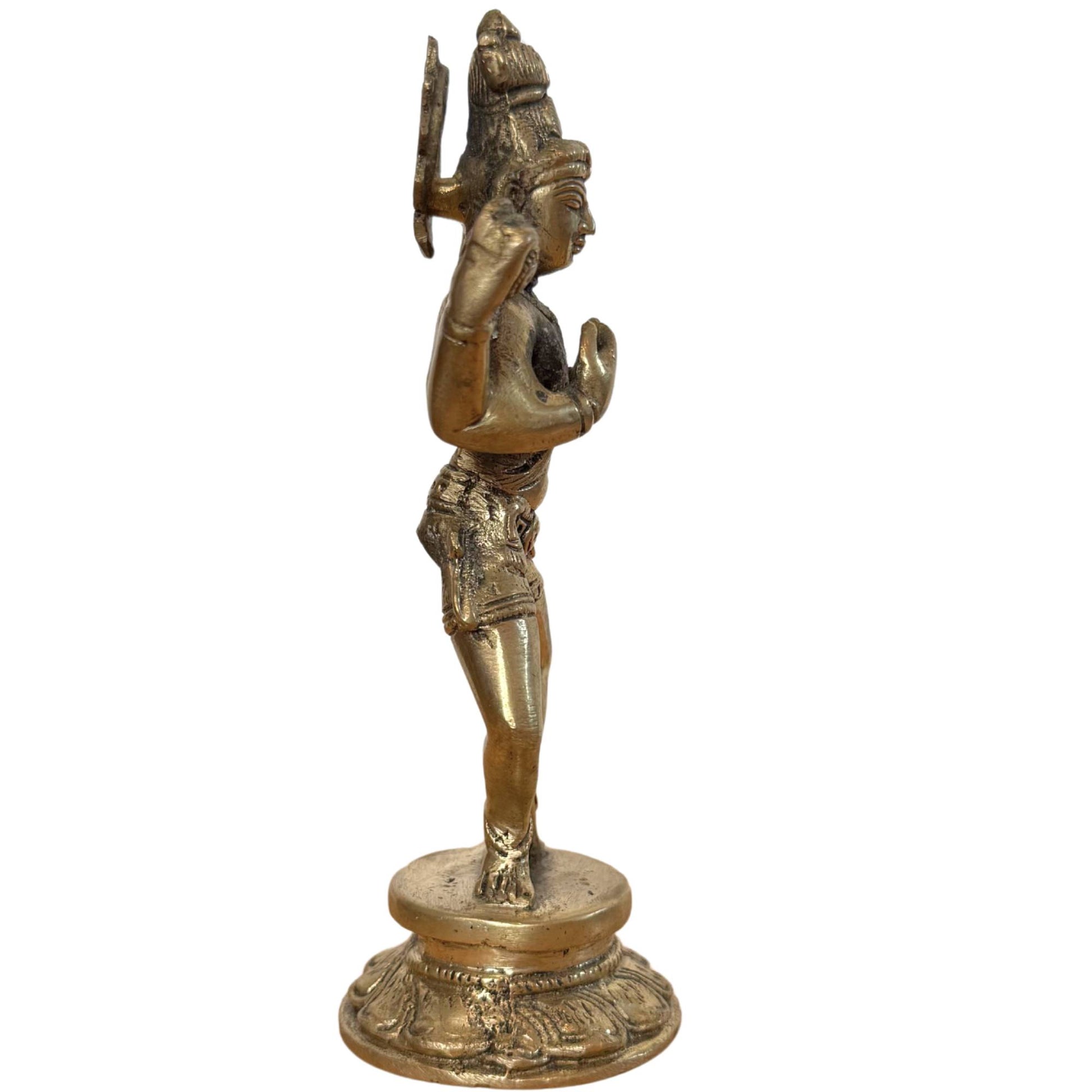 Left profile of the Shiva statue, focus on the flame and the outstretched arm.