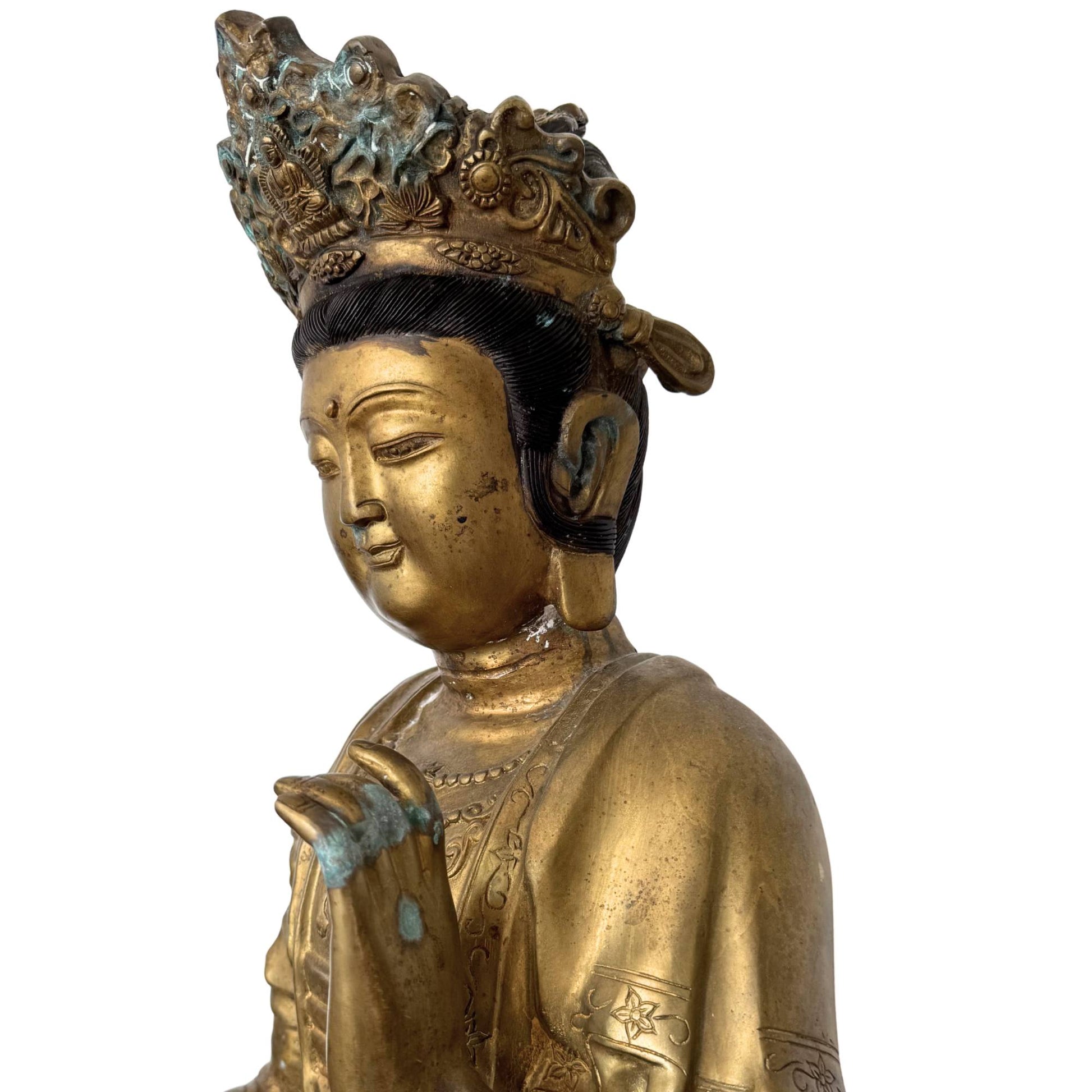 Frontal detail of the head and the five-pointed crown, showing the serene yet powerful expression and the petrified white encrustation in the deeper parts.