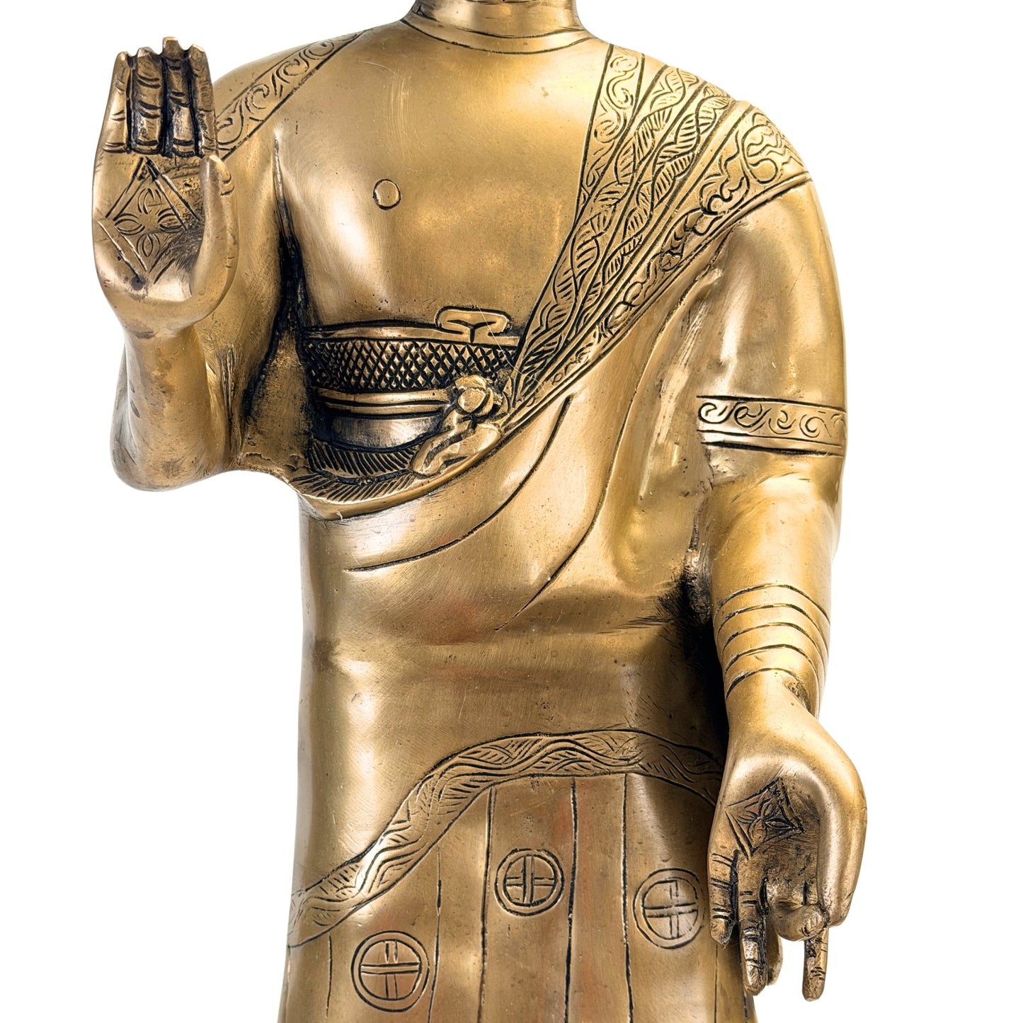 Détail de l’Abhaya mudra, de la main abaissée et de la robe gravée – SKU 736