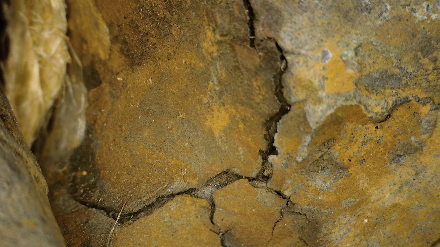 Macro-détail de la dorure, du fond laqué, de la patine et de l’état du Bouddha d’Ayutthaya, SKU 740 – détail 7
