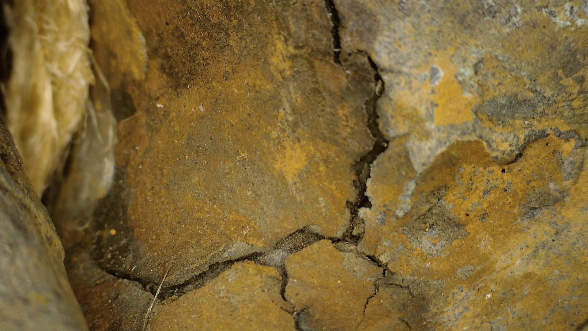 Macro-détail de la dorure, du fond laqué, de la patine et de l’état du Bouddha d’Ayutthaya, SKU 740 – détail 7