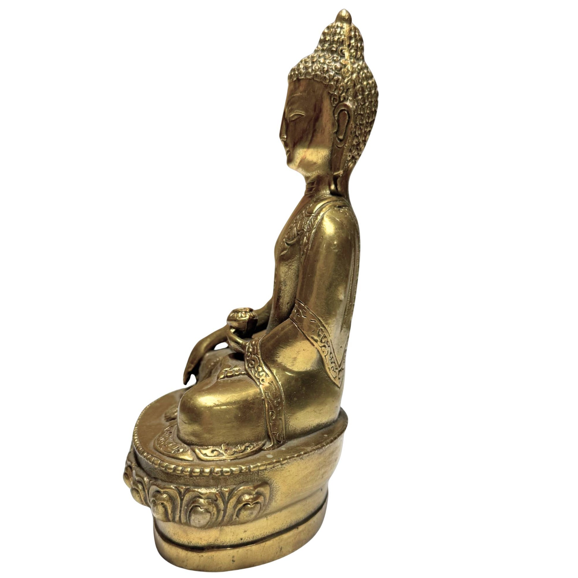 Spiritual Buddha statue of gold-colored bronze with a warm and peaceful appearance