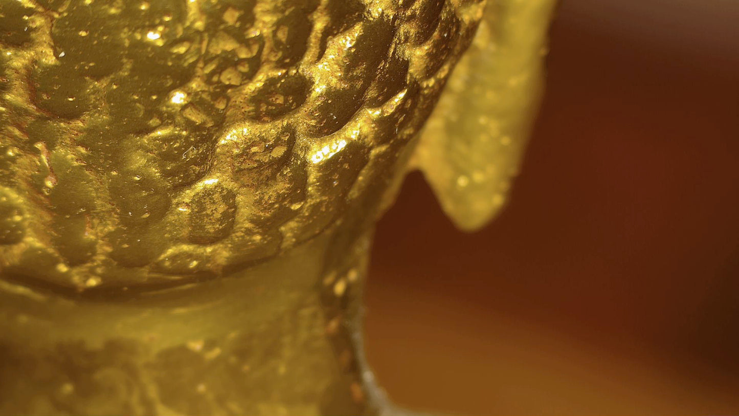 Microscoopdetail van historische patina op het achterhoofd van een antieke Tibetaanse Boeddha