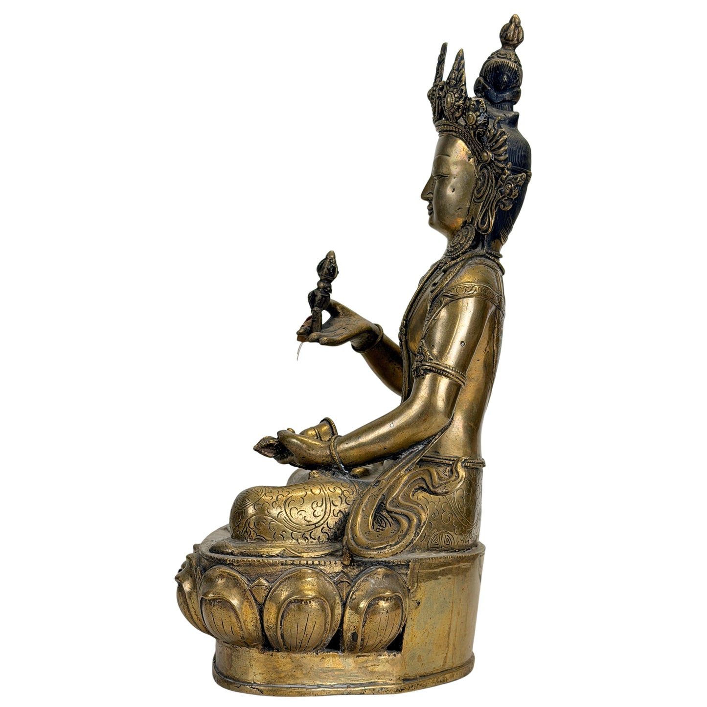 Vue latérale du monumental Vajrasattva tibétain avec dorure à la flamme historique et influences newar.