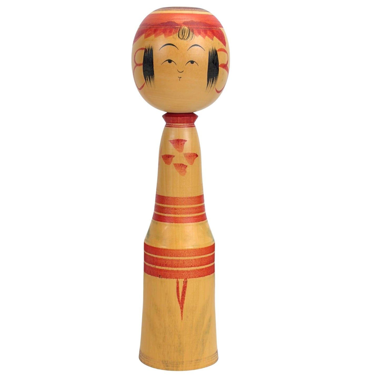 Vooraanzicht van de traditionele Japanse Dento Kokeshi pop in Togatta-stijl met handgeschilderde chrysantenblaadjes en een sereen gelaat.