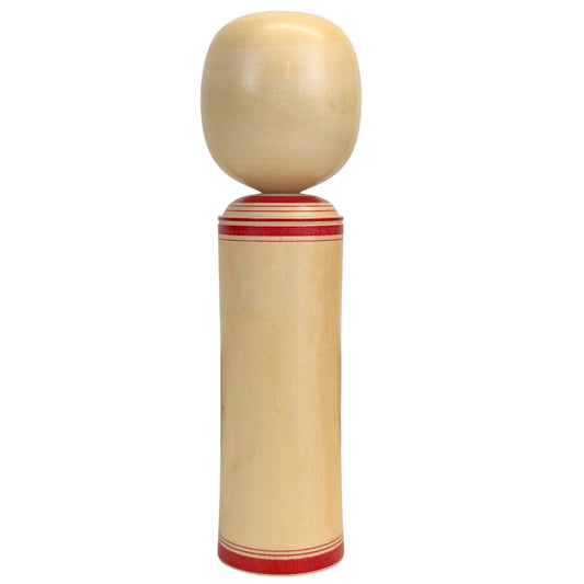 Vue arrière de la poupée japonaise massive, illustrant le design minimaliste et la structure fine et régulière du grain du corps en bois dur.