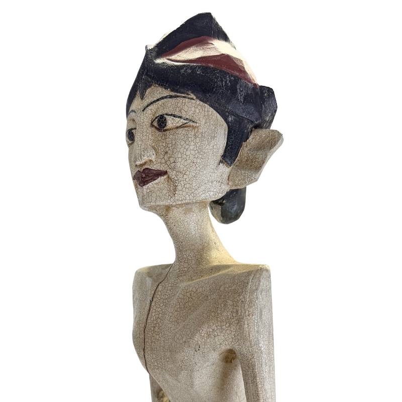 Detail of the female figure dressed in a traditional Kemben.