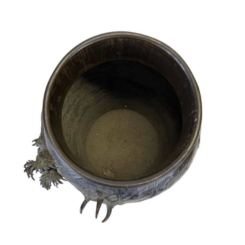 A matching pair of heavy bronze vases (3.8 kg) from the Japanese Meiji period.
